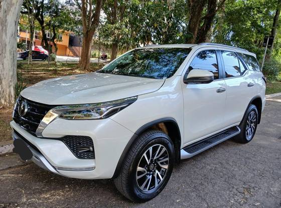 TOYOTA HILUX SW4 2.8 D-4D TURBO DIESEL SRX 4X4 AUTOMÁTICO